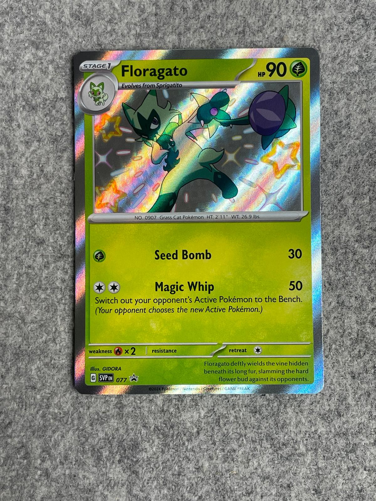 Floragato SVP 077 är ett Pokémon-kort från Paldean Fates och är ett specialutgivet Promo-kort.