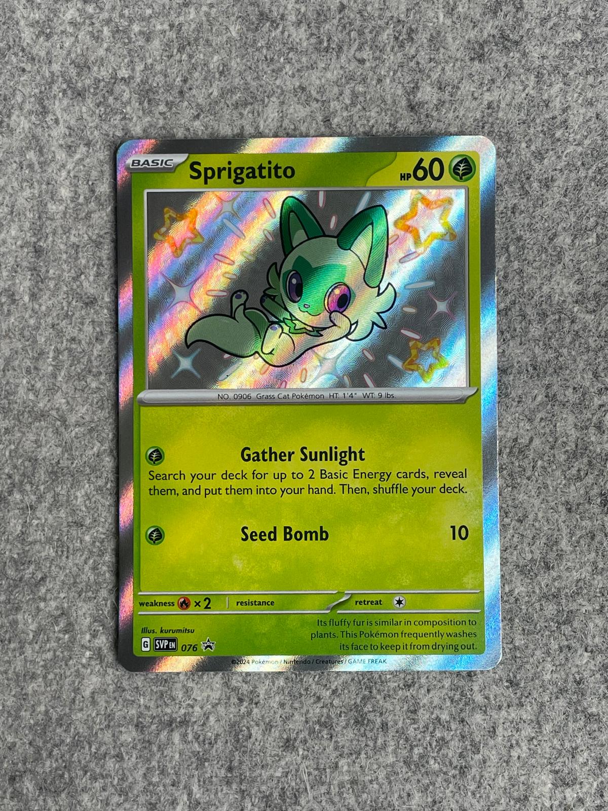 Sprigatito SVP 076 är ett Pokémon-kort från Paldean Fates och är ett specialutgivet Promo-kort.